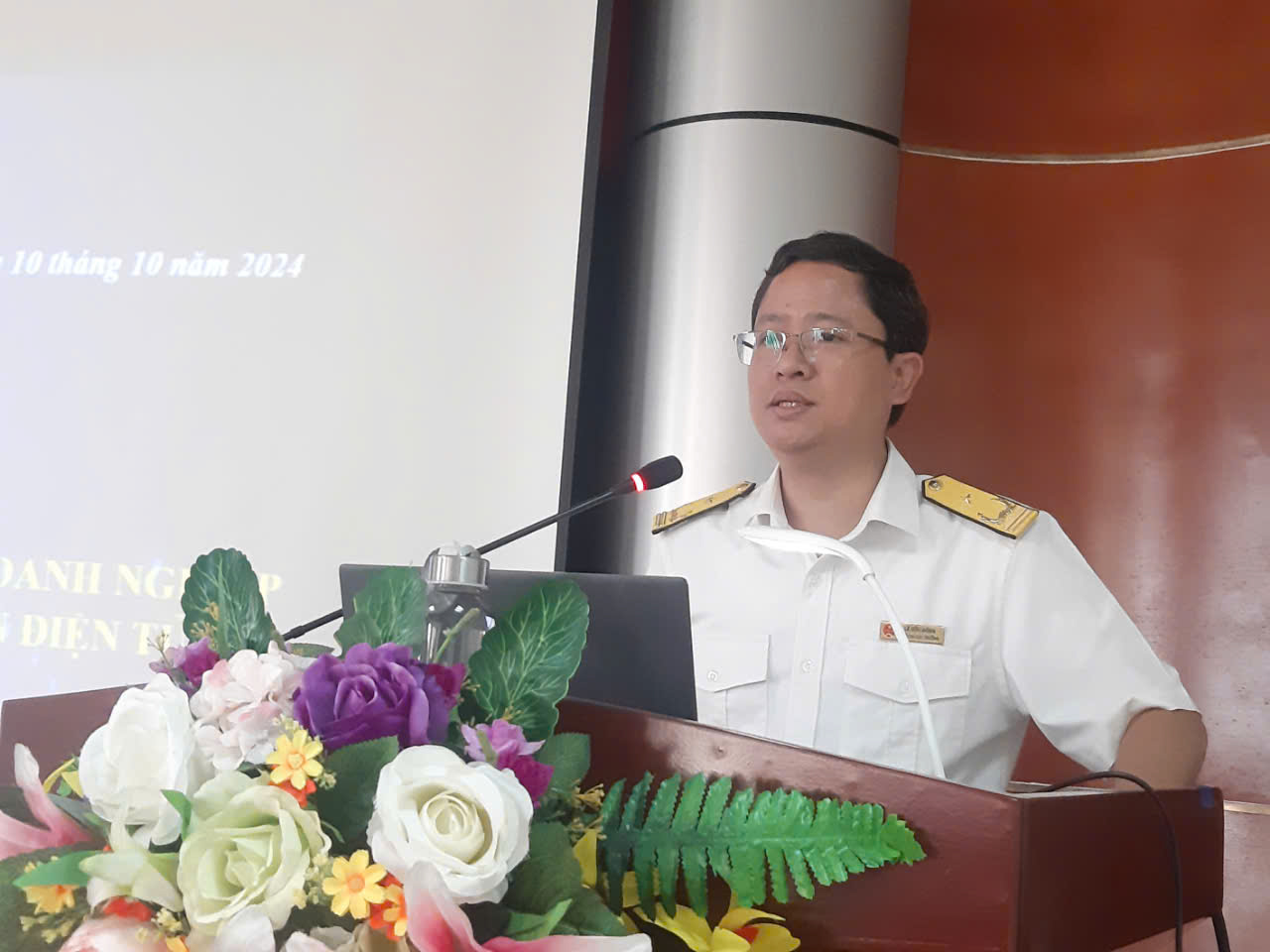 Đồng ch&iacute; L&ecirc; Hữu Đ&ocirc;ng- Ph&oacute; Chỉ cục trưởng Chi cục Thuế khu vực Thạch Thất - Quốc Oai ph&aacute;t biểu tại hội nghị