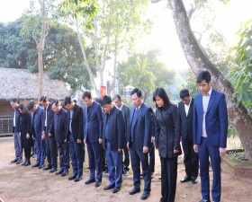 Lãnh đạo huyện Thạch Thất dâng hương kỷ niệm 78 năm Ngày Bác Hồ về ở và làm việc tại xã Cần Kiệm