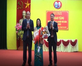 Phùng Xá trao Huy hiệu Đảng đợt 7/11 và tổng kết các mặt công tác năm 2022