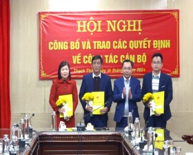Thạch Thất công bố và trao Quyết định về công tác cán bộ