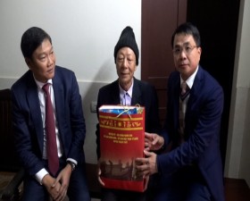 Lãnh đạo Thành phố, lãnh đạo huyện thăm, tặng quà 3 gia đình người có công tại xã Thạch Xá