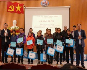 Mang Tết đến với hộ gia đình có hoàn cảnh khó khăn, hộ bị ảnh hưởng bởi bão lũ tại huyện Thạch Thất