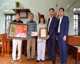 Lãnh đạo huyện Thạch Thất thăm, tặng quà mẹ Việt Nam anh hùng, các gia đình người có công tiêu biểu 