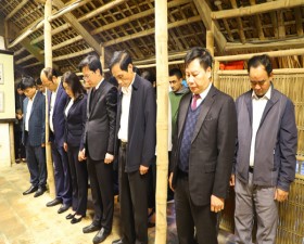 Lãnh đạo huyện Thạch Thất thành kính dâng hương tại Nhà lưu niệm Bác Hồ