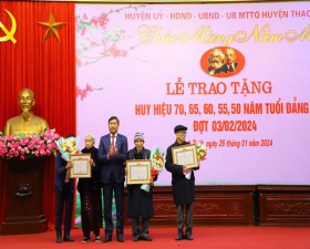 Huyện ủy Thạch Thất trao Huy hiệu Đảng đợt 3/2/2024