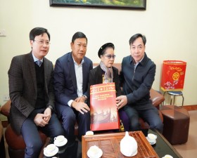 Lãnh đạo Tp Hà Nội, lãnh đạo huyện tặng quà Tết gia đình người có công với cách mạng trên địa bàn huyện