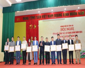 Đảng ủy xã Tân Xã khen thưởng 06 tổ chức cơ sở Đảng đạt danh hiệu “Chi bộ 4 tốt”