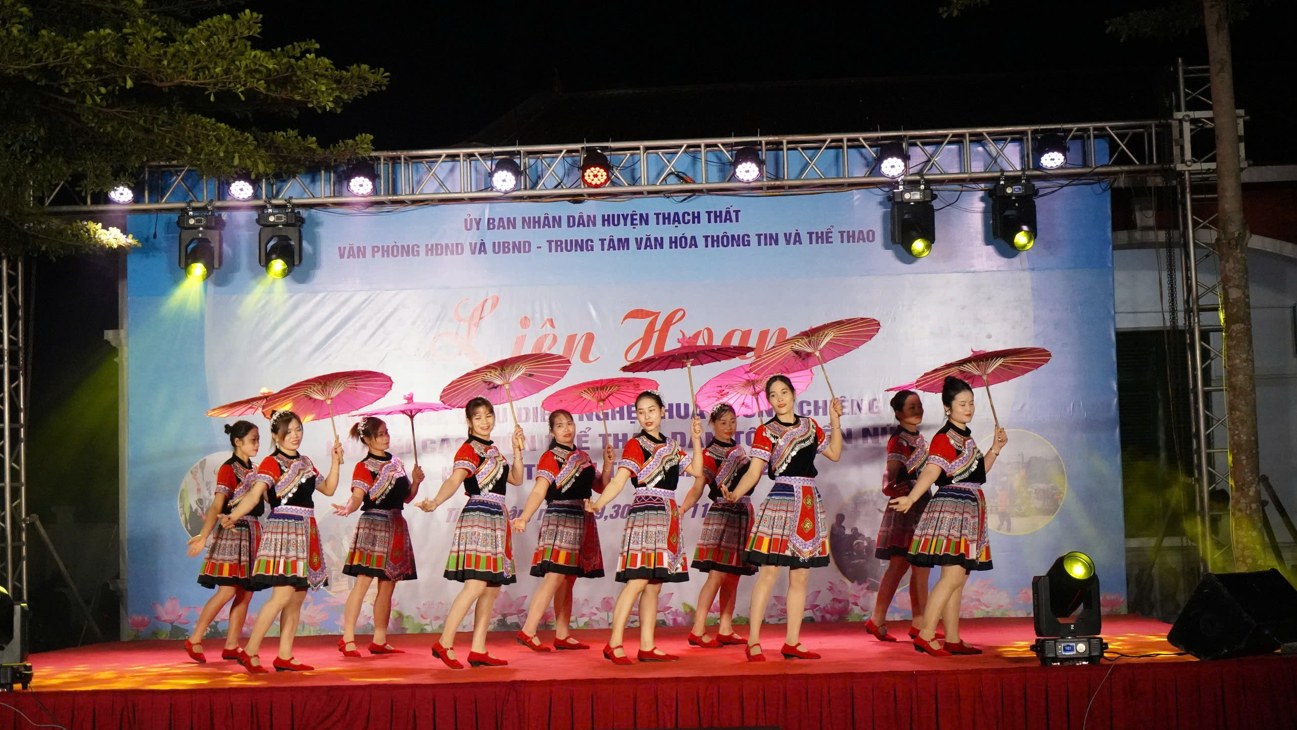 Liên hoan hát múa biểu diễn Nghệ thuật cồng chiêng và Hội thi các môn thể thao dân tộc 3 xã miền núi