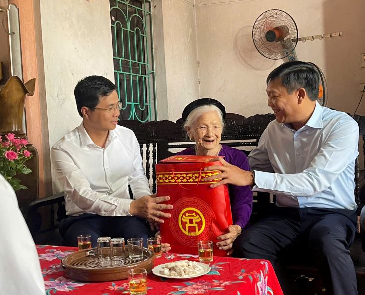 Lãnh đạo thành phố, huyện Thạch Thất thăm, tặng quà mẹ Việt Nam anh hùng, gia đình chính sách tại xã Chàng Sơn, Hạ Bằng, Bình Phú nhân dịp kỷ niệm 70 năm Ngày giải phóng Thủ đô