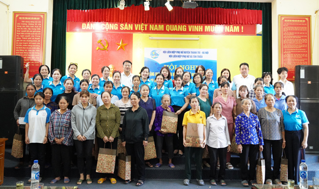 Hội LHPN xã Tân Triều- huyện Thanh Trì trao quà cho hội viên phụ nữ huyện Thạch Thất 