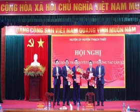 Huyện ủy Thạch Thất công bố, trao Quyết định công tác cán bộ