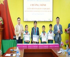 Thạch Thất luân chuyển sách và tặng quà học sinh có hoàn cảnh khó khăn vươn lên trong học tập