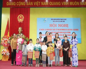 Hội LHPN xã Lam Sơn trao quà cho trẻ em có hoàn cảnh khó khăn nhân dịp ngày Quốc tế phụ nữ 8/3