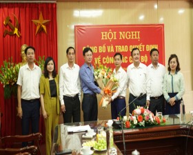 Công bố và trao quyết định Giám đốc Chi nhánh Văn phòng Đăng ký đất đai Hà Nội huyện Thạch Thất