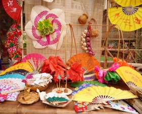 Gần 1000 em học sinh Trường Tiểu học Chàng Sơn hứng khởi tham gia hoạt động trải nghiệm “Tự hào làng nghề làm quạt quê em”