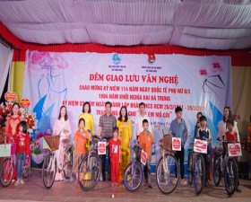 Hội LHPN xã Canh Nậu trao quà cho trẻ em có hoàn cảnh khó khăn nhân dịp ngày Quốc tế phụ nữ 8/3