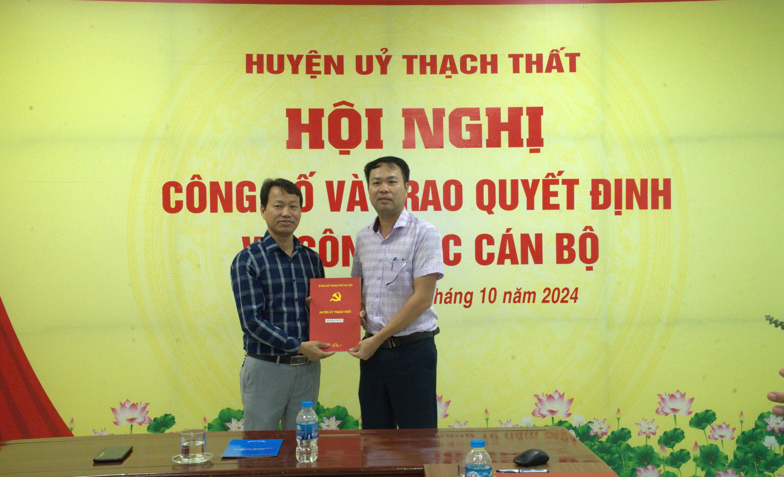 Huyện ủy Thạch Thất công bố, trao quyết định công tác cán bộ tại Hội Nông dân, Trung tâm Văn hóa- Thông tin và Thể thao huyện