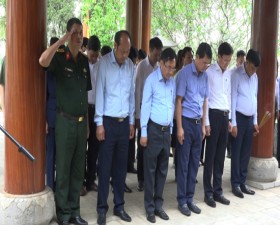 Các đồng chí lãnh đạo huyện Thạch Thất dâng hương tưởng niệm các anh hùng liệt sỹ nhân dịp 30/4