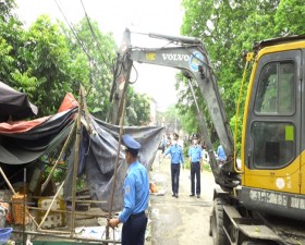 Giải tỏa lấn chiếm hành lang an toàn giao thông tại Ngã 3, Hòa Lạc, xã Thạch Hòa