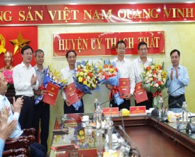 Huyện ủy Thạch Thất trao quyết định nghỉ hưu cho cán bộ lãnh đạo, quản lý