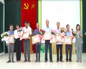 Đảng ủy xã Đại Đồng trao huy hiệu Đảng đợt 19/5/2024