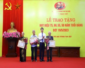 Huyện ủy Thạch Thất trao Huy hiệu Đảng đợt 19/5/2023