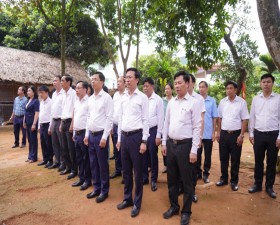 Lãnh đạo huyện Thạch Thất dâng hương kỷ niệm 134 năm ngày sinh Chủ tịch Hồ Chí Minh