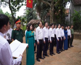Lãnh đạo huyện Thạch Thất dâng hương tại Nhà lưu niệm Bác Hồ 