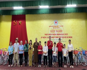 Hội Chữ thập đỏ huyện trao 52 xe đạp cho học sinh có hoàn cảnh khó khăn