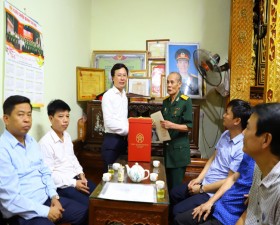 Lãnh đạo Thành phố, Huyện thăm, tặng quà gia đình thân nhân liệt sĩ, chiến sĩ Điện Biên