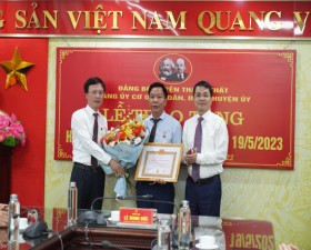Đảng ủy cơ quan Dân Đảng Huyện ủy trao Huy hiệu Đảng đợt 19/5/2023