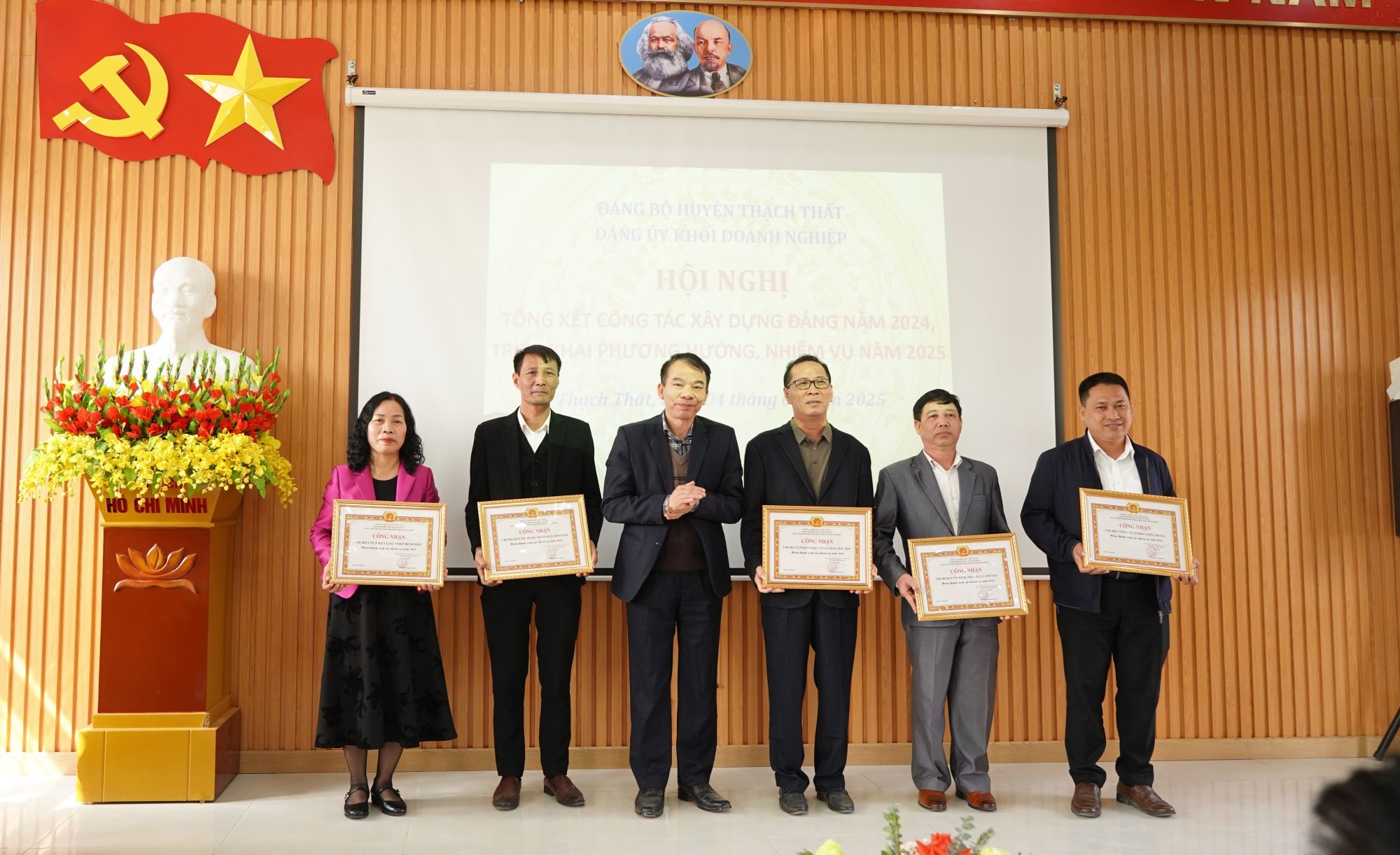 Đảng ủy khối Doanh nghiệp huyện Thạch Thất khen thưởng 5 tập thể, 26 cá nhân tiêu biểu có thành tích xuất sắc năm 2024