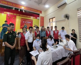 151 đối tượng chính sách Thị trấn Liên Quan cùng 30 hội viên Hội người mù huyện được khám, tư vấn sức khỏe và cấp thuốc miễn phí