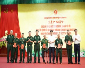Hội Cựu chiến binh Thạch Thất tặng sổ tiết kiệm cho thương, bệnh binh có hoàn cảnh khó khăn