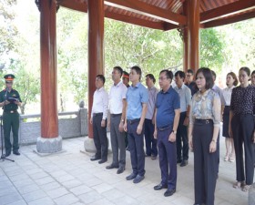 Các đồng chí lãnh đạo huyện dâng hương tại Đền thờ Liệt sĩ, Tượng đài núi Nứa, xã Cần Kiệm