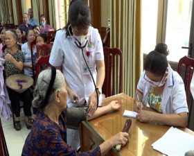 Hội Đông Y huyện Thạch Thất khám, tư vấn và cấp thuốc miễn phí cho 172 đối tượng chính sách, người có công nhân dịp 27/7