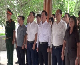 Đoàn Lãnh đạo huyện Thạch Thất dâng hương nhân kỷ niệm 70 năm ngày Giải phóng huyện