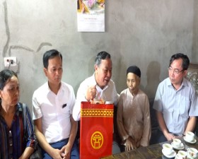 Phó bí thư Thành uỷ Hà nội thăm, tặng quà tại huyện Thạch Thất nhân kỷ niệm 77 năm ngày thương binh, liệt sĩ