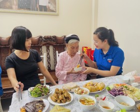 Ấm lòng bữa cơm tri ân của tuổi trẻ Thạch Thất tại gia đình Mẹ VNAH Nguyễn Thị Tàu