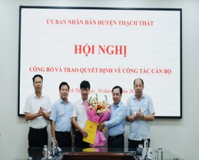 Trao quyết định nghỉ hưu cho Giám đốc Trung tâm Văn hóa- Thông tin và Thể thao huyện