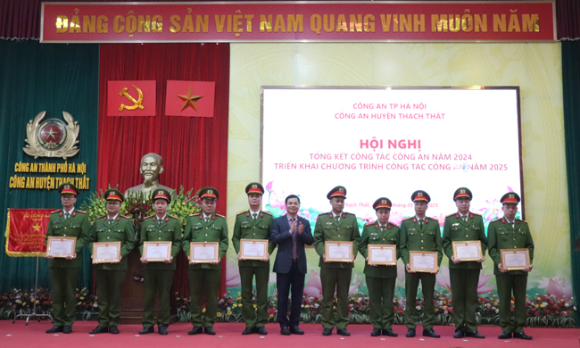 Công an huyện Thạch Thất được Bộ Công an tặng Cờ thi đua xuất sắc năm 2024