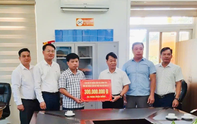 XÃ BÌNH YÊN TRAO HƠN 409 TRIỆU ĐỒNG ỦNG HỘ ĐỒNG BÀO BỊ THIỆT HẠI DO BÃO LŨ