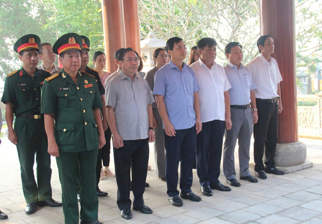 Lãnh đạo huyện Dâng hương tưởng nhớ Chủ tịch Hồ Chí Minh và các anh hùng liệt sỹ