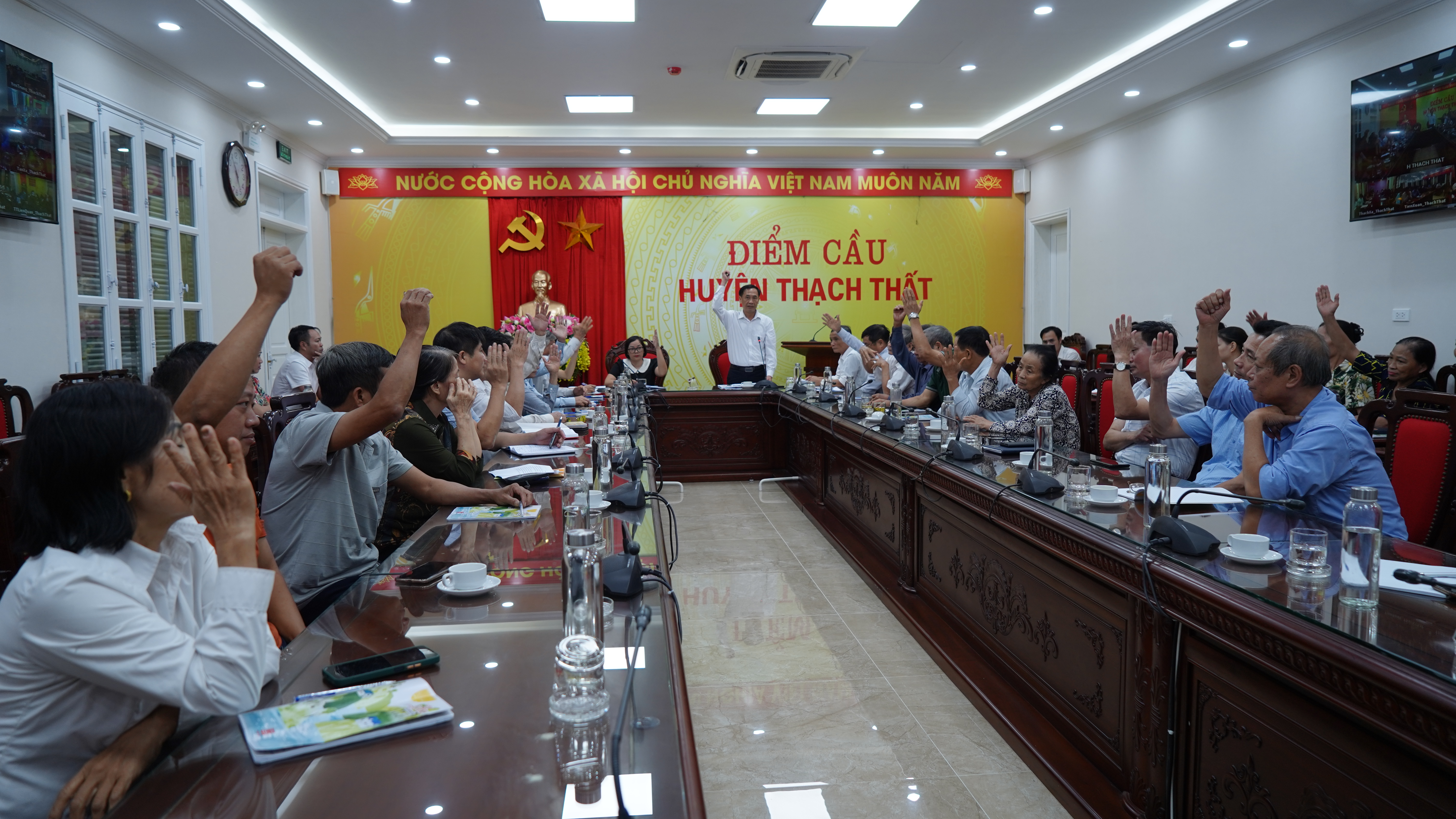 Huyện ủy Thạch Thất tổ chức Hội nghị sinh hoạt chi bộ định kỳ và sinh hoạt chuyên đề theo hình thức trực tiếp kết hợp trực tuyến từ điểm cầu Huyện tới các điểm cầu xã, thị trấn