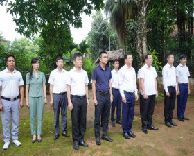 Đoàn lãnh đạo huyện dâng hương tưởng niệm Chủ tịch Hồ Chí Minh