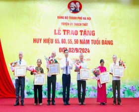 Huyện ủy Thạch Thất trao Huy hiệu Đảng đợt 2/9/2024