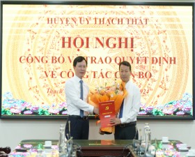 Công bố và trao Quyết định công tác cán bộ tại  Trung tâm VH- TT& TT huyện; Đảng ủy xã Thạch Hòa và Kim Quan
