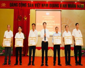 Đảng ủy xã Tân Xã trao Huy hiệu Đảng đợt 2/9/2024