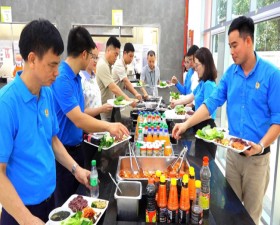 Ấm áp “Bữa cơm Công đoàn”