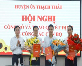 Huyện ủy Thạch Thất công bố, trao quyết định về công tác cán bộ 